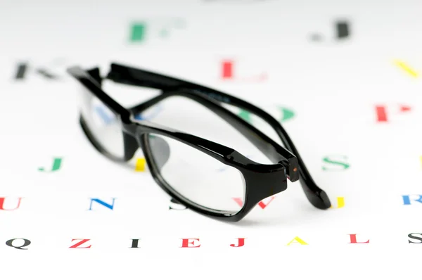 Оптические очки для чтения на столе для зрения — стоковое фото