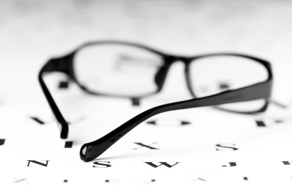 Ochelari de lectură optică pe masa de vedere — Fotografie, imagine de stoc