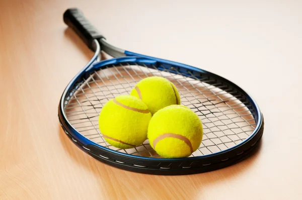 Tenisz koncepció ütő és labda — Stock Fotó