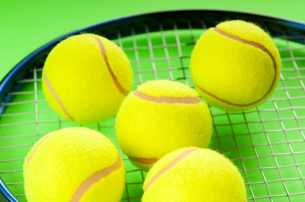 Tenniskonzept mit Bällen und Schläger — Stockfoto
