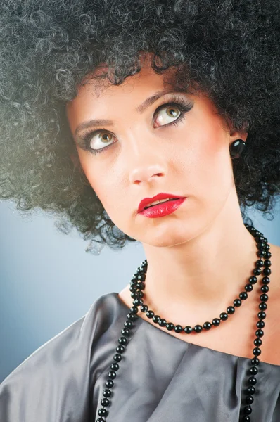 Młoda atrakcyjna dziewczyna z afro fryzury kręcone — Zdjęcie stockowe