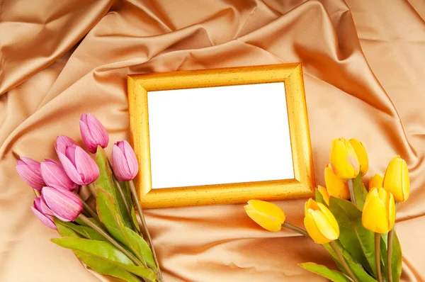 サテンの画像フレームとチューリップの花 — ストック写真