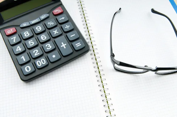 Koncepcja Biznesowa z notatnika i kalkulator — Zdjęcie stockowe