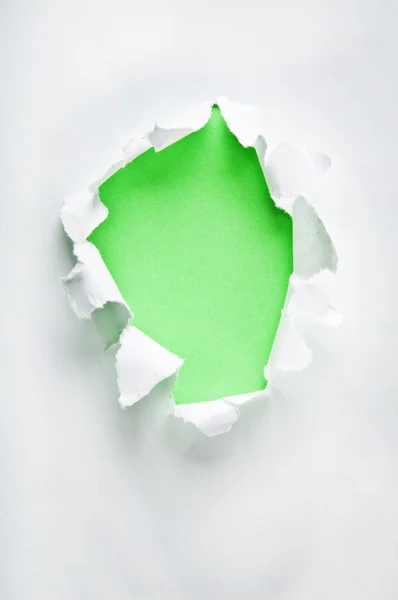 Kağıtta yırtık kenarlı bir delik — Stok fotoğraf