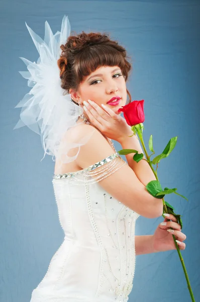Belle mariée avec rose dans le tournage en studio — Photo