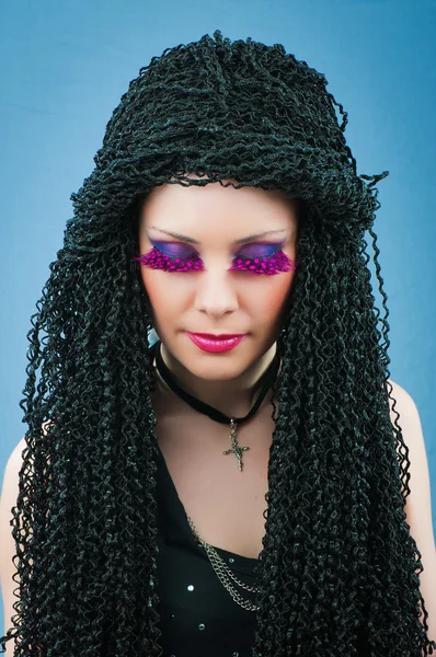 アフロの巻き毛のヘアスタイルの魅力的な少女 — ストック写真