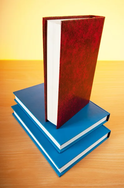 Stapel tekstboeken tegen achtergrond met kleurovergang — Stockfoto