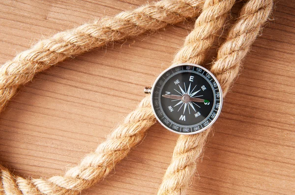 Kompass und Seil im Reise- und Abenteuerkonzept — Stockfoto