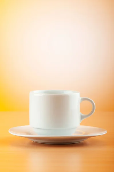 Λευκό cup εναντίον πολύχρωμα ντεγκραντέ στον πίνακα — Φωτογραφία Αρχείου