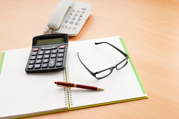 Conceito de negócio com bloco de notas e calculadora — Fotografia de Stock