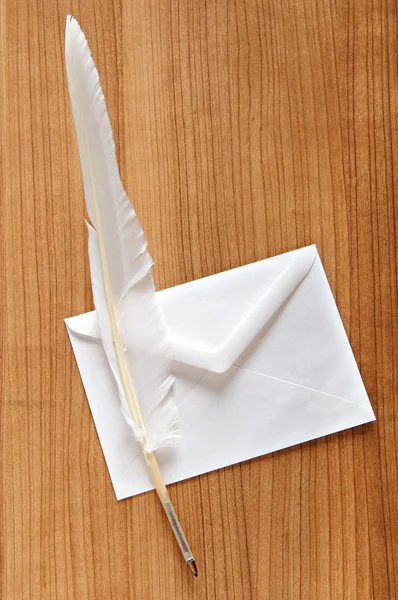 Pena de escrita e envelope — Fotografia de Stock
