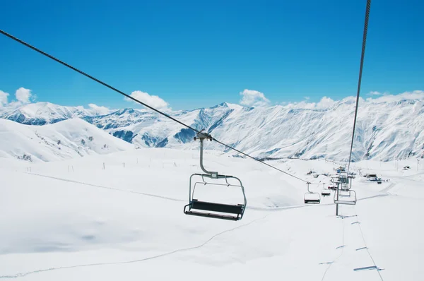 Стільці для підйому лиж у яскравий зимовий день — стокове фото