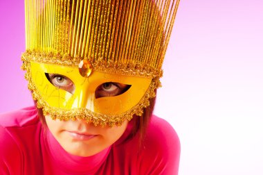 çekici bir kadın şık maskede poz