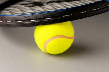 Tenis raket ve topları konseptiyle
