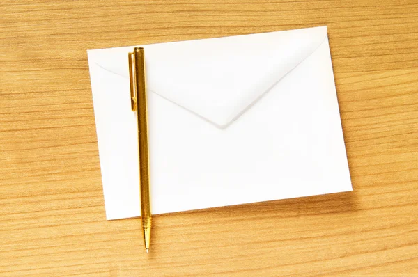 Концепція пошти з багатьма конвертами на столі — стокове фото