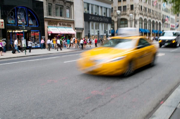 Táxis amarelos famosos de Nova York em movimento - borrão intencional — Fotografia de Stock