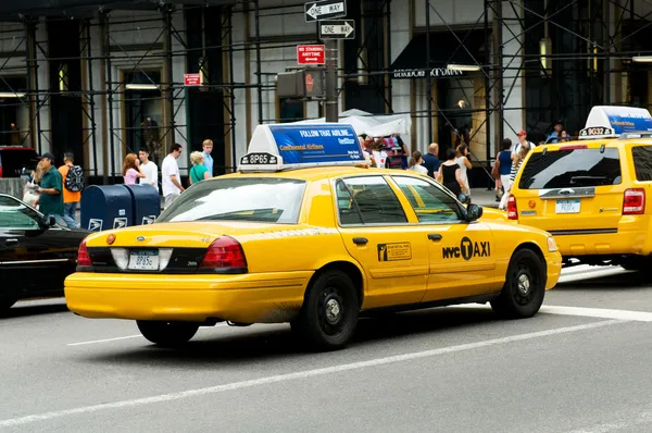 Известные желтые такси Нью-Йорка в движении — стоковое фото