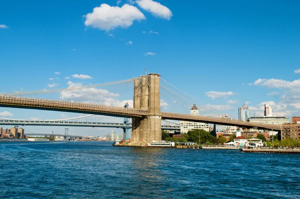New York 'taki Brooklyn Köprüsü Aydınlık bir yaz gününde