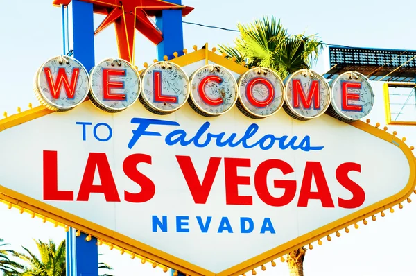 Famoso cartel de Las Vegas en brillante día soleado — Foto de Stock