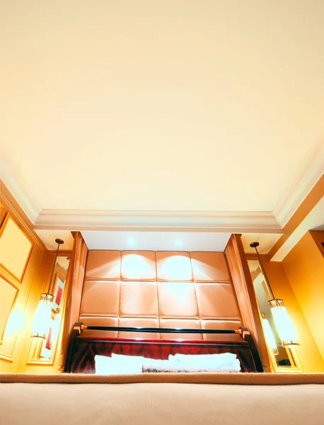 Podwójne łóżko w nowoczesnym pokoju wewnętrznym — Zdjęcie stockowe