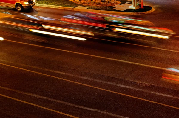Tráfego em movimento e luzes do carro à noite — Fotografia de Stock