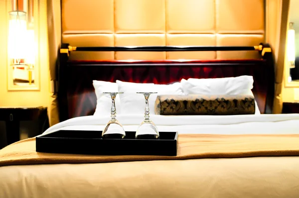 Два стакана на двуспальной кровати как романтическая концепция — стоковое фото