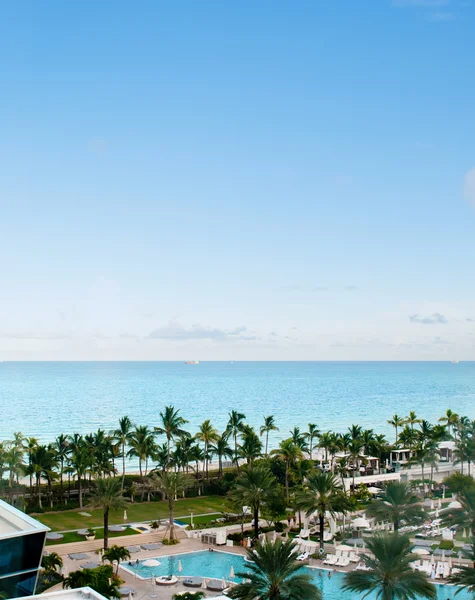 Panorama hotel w pobliżu morza — Zdjęcie stockowe