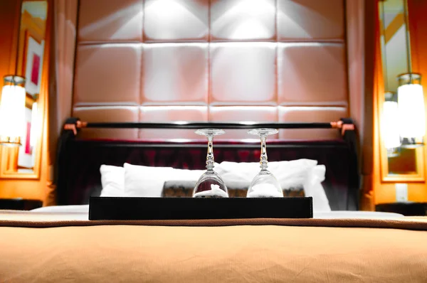 Zwei Gläser auf dem Doppelbett als romantisches Konzept — Stockfoto