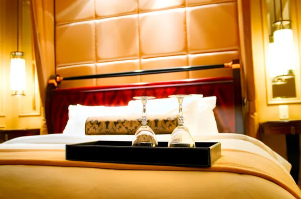 Dos vasos en la cama doble como concepto romántico — Foto de Stock