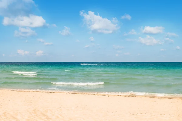Piasek plaża na dzień jasny lato — Zdjęcie stockowe