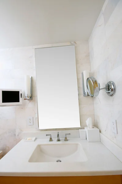 Intérieur de la chambre - Évier dans la salle de bain — Photo