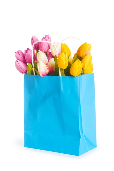 Tulpaner i shopping väska isolerad på vit — Stockfoto