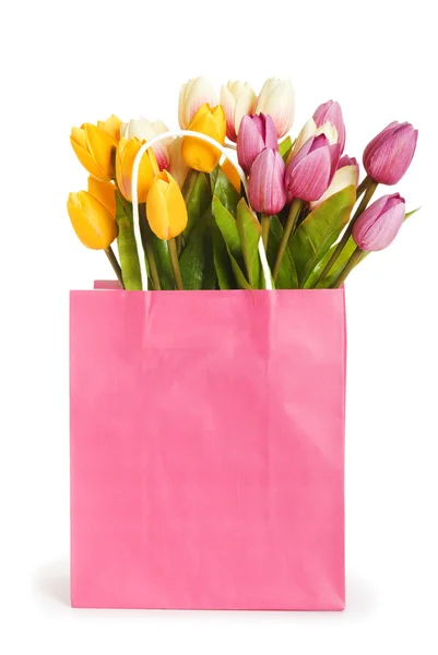 Tulipany w torba na zakupy na białym tle — Zdjęcie stockowe