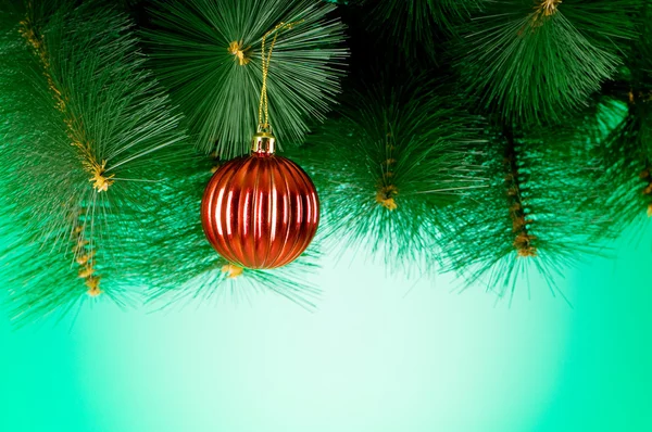 Kerstversiering tegen de kleurrijke achtergrond van het verloop — Stockfoto