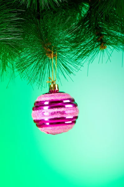 Weihnachtsdekoration vor dem farbenfrohen Hintergrund — Stockfoto