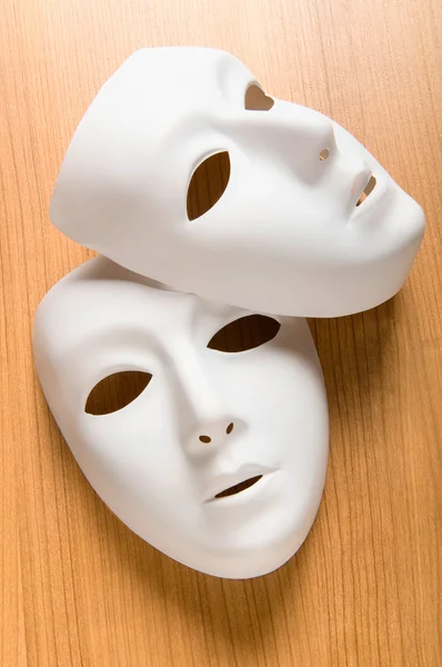 Színház koncepció a fehér műanyag maszkok — Stock Fotó