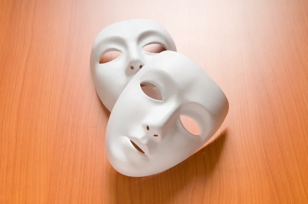 Концепция театра с белыми пластиковыми масками — стоковое фото