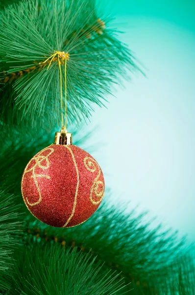 Weihnachtsschmuck am Baum - Urlaubskonzept — Stockfoto