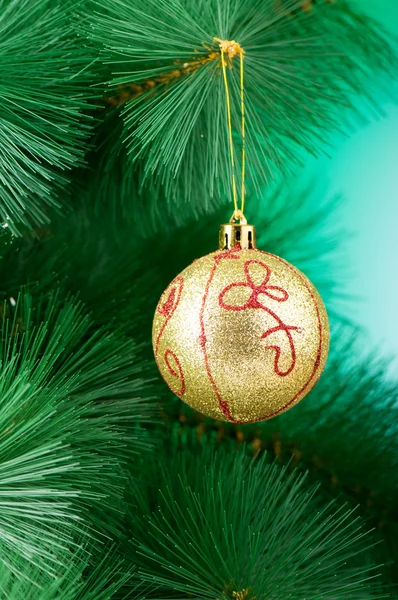 Juldekoration på trädet - holiday koncept — Stockfoto