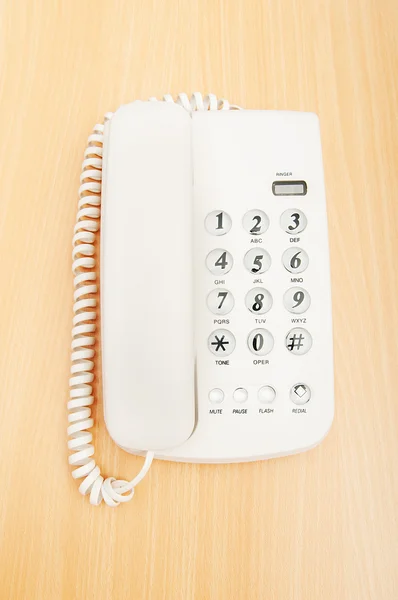 Λευκό τηλέφωνο στην επίπεδη επιφάνεια — Φωτογραφία Αρχείου