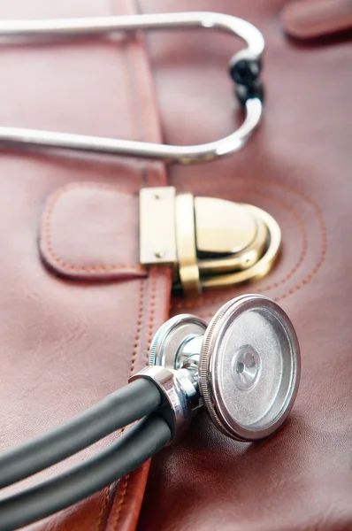 Doktor hnědé kožené pouzdro se stetoskopem — Stock fotografie