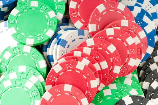 Стек различных фишек казино - концепция азартных игр — стоковое фото