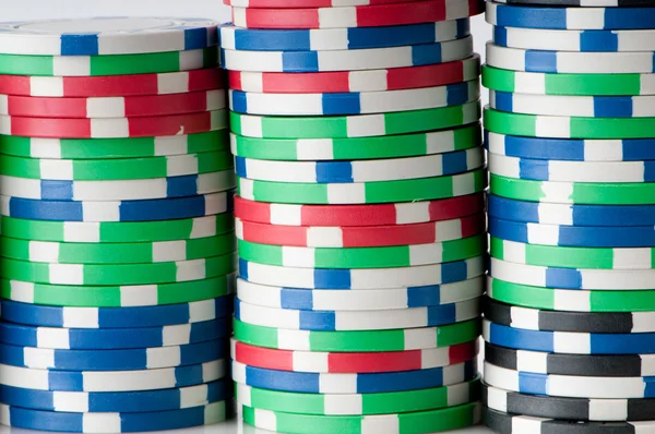 Stapel van verschillende casinofiches - gokken concept — Stockfoto
