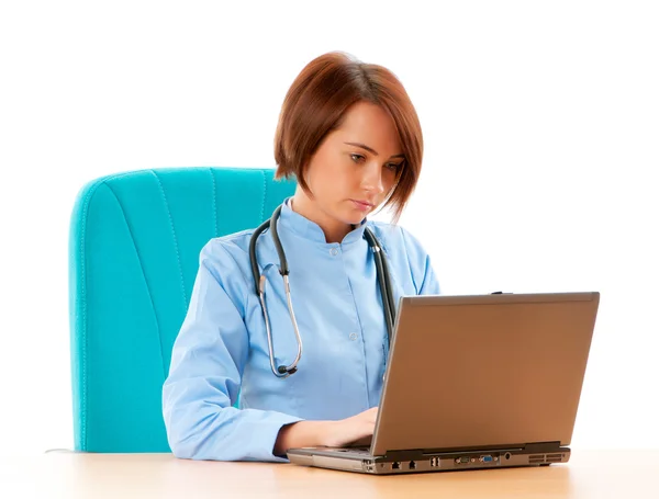Mladý ženský lékař pracující na počítači — Stock fotografie