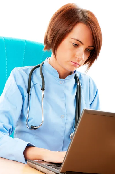 Ung kvinnlig läkare arbeta vid datorn — Stockfoto