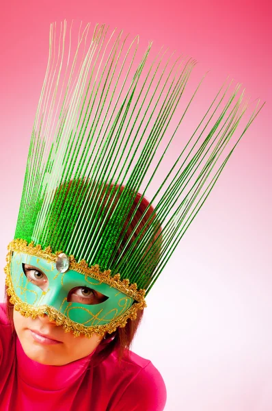 Attraktiv kvinna poserar i elegant mask — Stockfoto