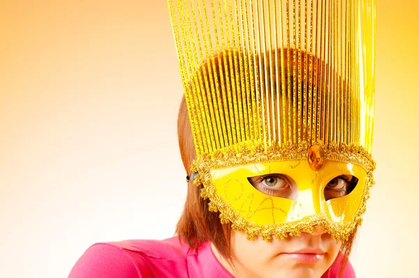 Mujer atractiva posando en la máscara con estilo — Foto de Stock