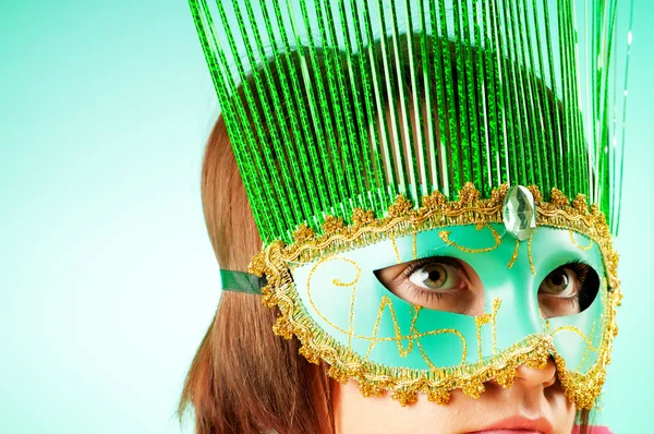 Mulher atraente posando na máscara elegante — Fotografia de Stock