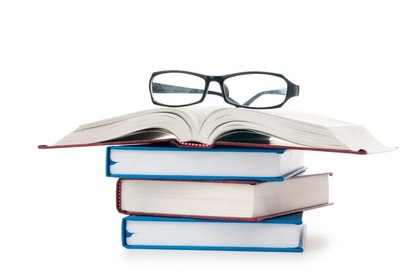 Γυαλιά ανάγνωσης με βιβλία που απομονώνονται στο λευκό — Φωτογραφία Αρχείου