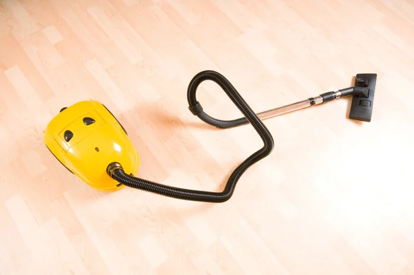 Vacuum cleaner di lantai kayu dipoles — Stok Foto
